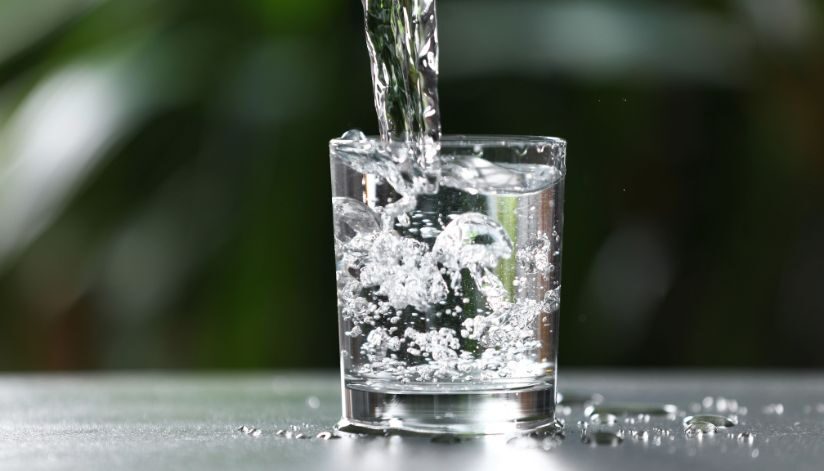 niebuhr-plumbing-and-heating-water-softener-glass-of-water-pour